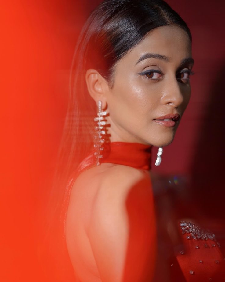 Regina Cassandra Shines in Bold Red Gown 963556