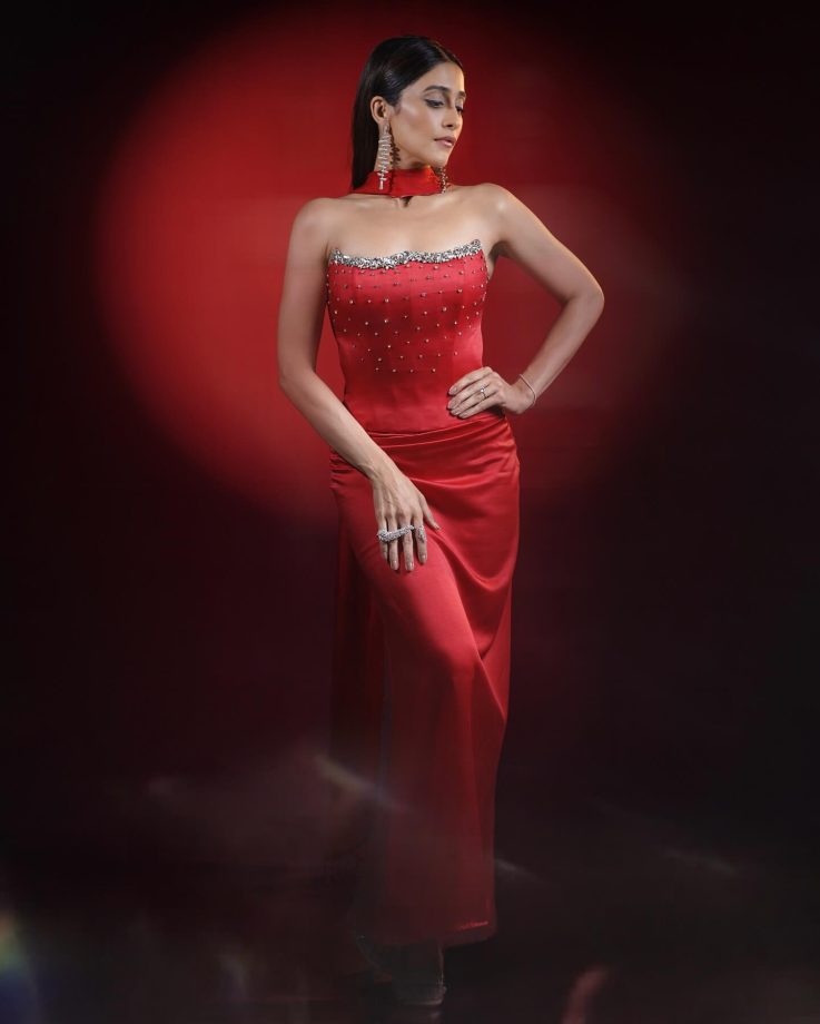 Regina Cassandra Shines in Bold Red Gown 963557