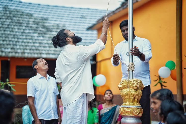 Rishab Shetty celebrates Independence Day with the children of Keradi Government Kannada Secondary School! 963355
