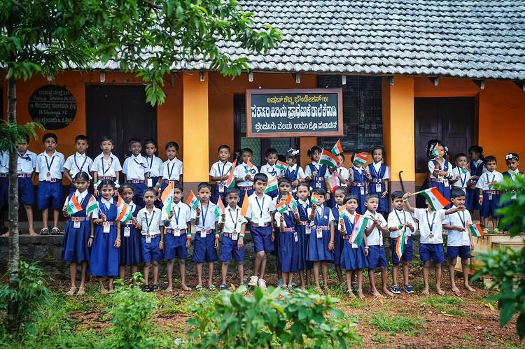Rishab Shetty celebrates Independence Day with the children of Keradi Government Kannada Secondary School! 963357
