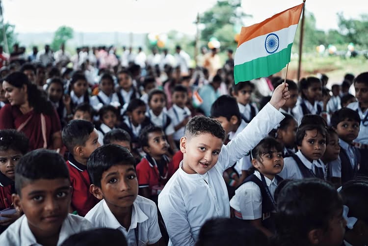 Rishab Shetty celebrates Independence Day with the children of Keradi Government Kannada Secondary School! 963358