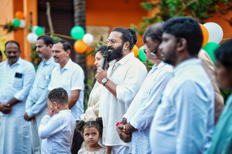 Rishab Shetty celebrates Independence Day with the children of Keradi Government Kannada Secondary School! 963360