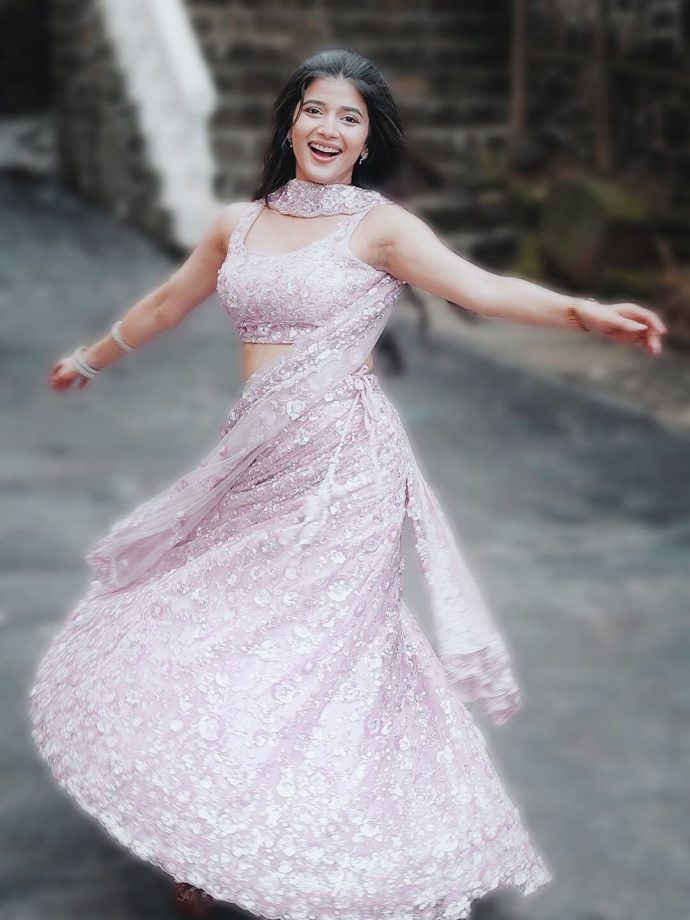 Samridhii Shukla Shines in Stunning Traditional Outfit 961540