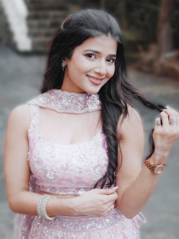 Samridhii Shukla Shines in Stunning Traditional Outfit 961541