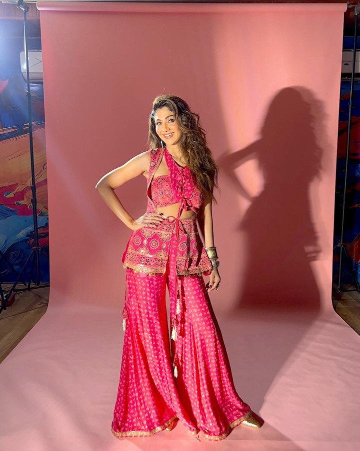 Shilpa Shetty Spreads Festive Glam in a Vibrant Pink Embellished Co-ord Set 964388