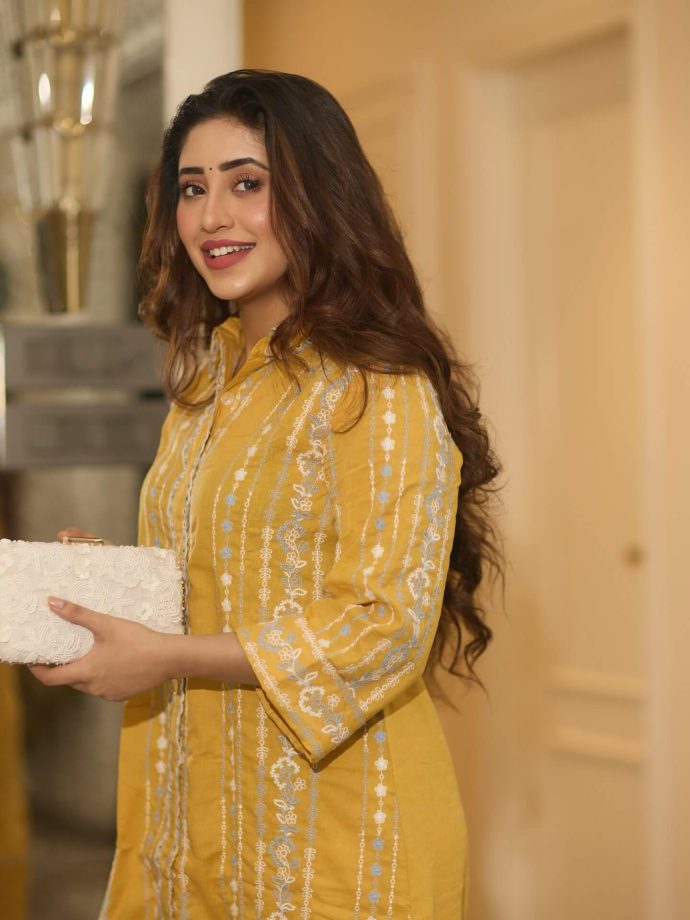 Shivangi Joshi Channels BALH4 'Bhagyashree' Vibes In Yellow Co-ord Kurta Set - See Pics 964124