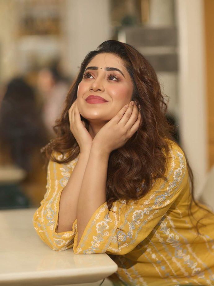 Shivangi Joshi Channels BALH4 'Bhagyashree' Vibes In Yellow Co-ord Kurta Set - See Pics 964116