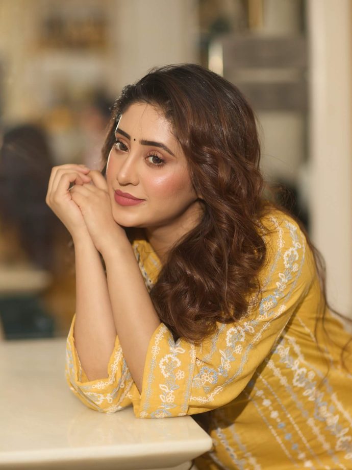Shivangi Joshi Channels BALH4 'Bhagyashree' Vibes In Yellow Co-ord Kurta Set - See Pics 964118