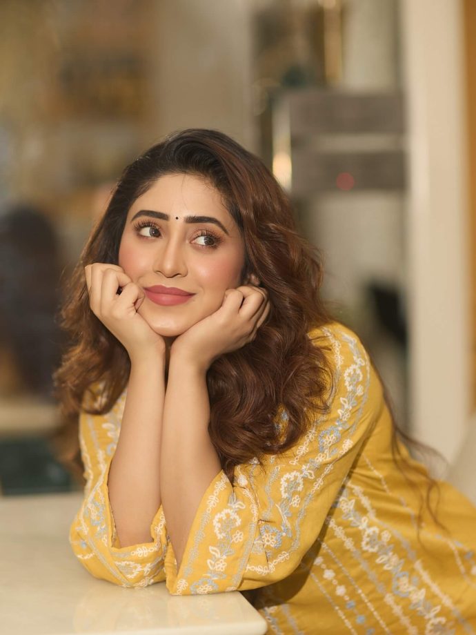 Shivangi Joshi Channels BALH4 'Bhagyashree' Vibes In Yellow Co-ord Kurta Set - See Pics 964120