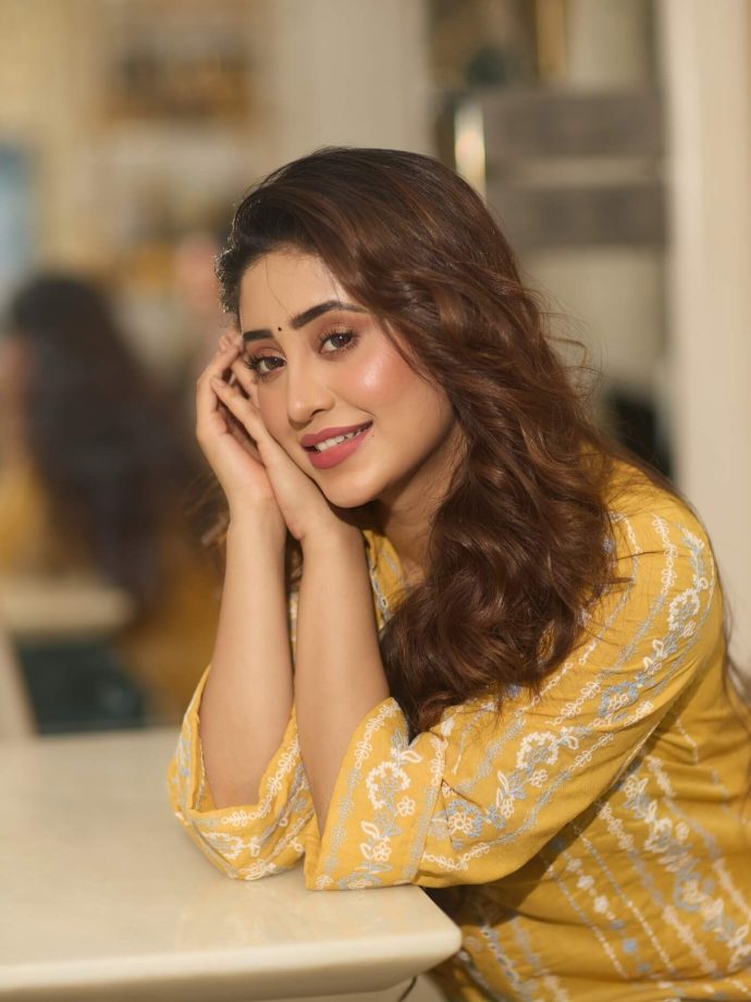 Shivangi Joshi Channels BALH4 'Bhagyashree' Vibes In Yellow Co-ord Kurta Set - See Pics 964114