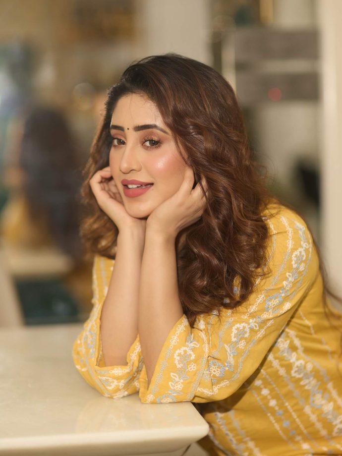 Shivangi Joshi Channels BALH4 'Bhagyashree' Vibes In Yellow Co-ord Kurta Set - See Pics 964121