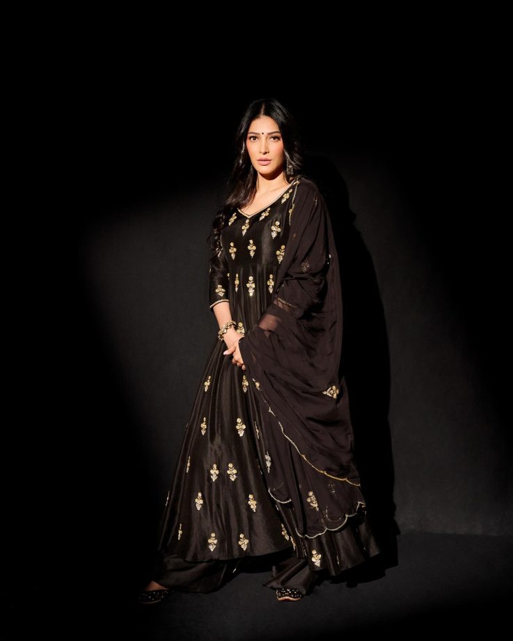Shruti Haasan Serves Regal Elegance in a Black Anarkali Suit 964010