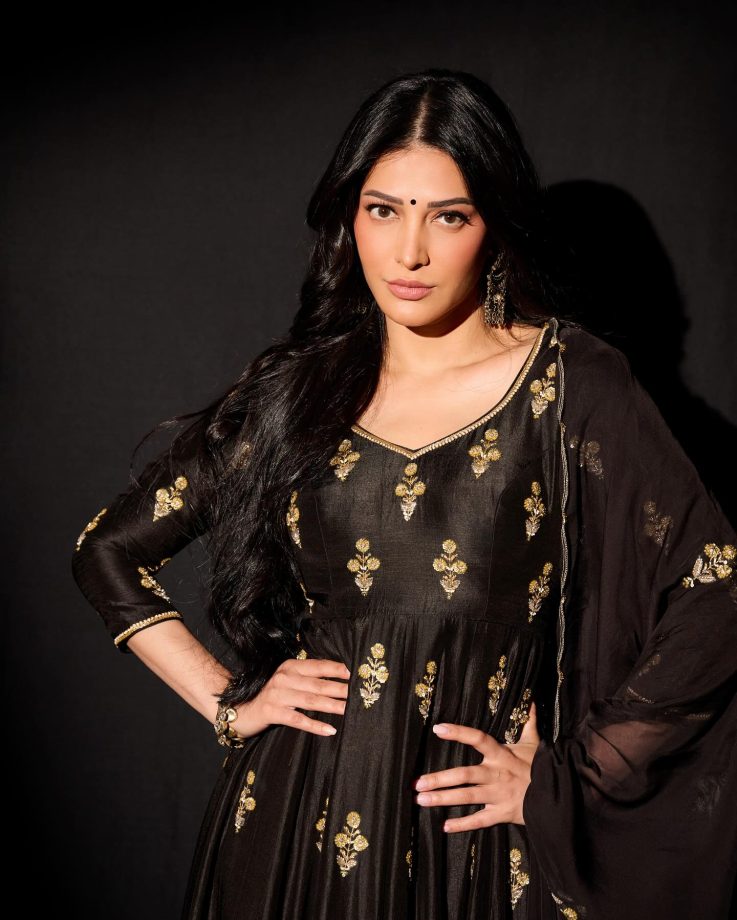 Shruti Haasan Serves Regal Elegance in a Black Anarkali Suit 964011