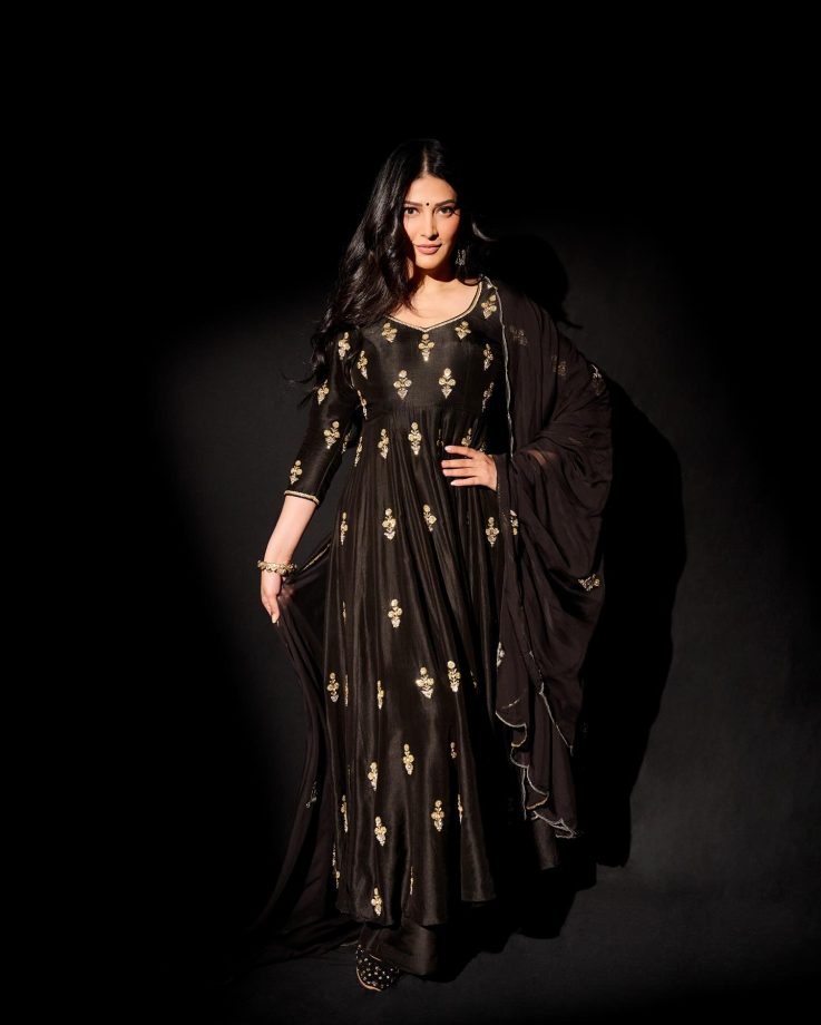 Shruti Haasan Serves Regal Elegance in a Black Anarkali Suit 964013