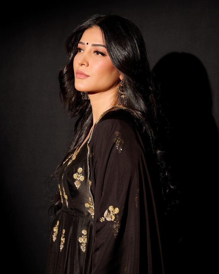 Shruti Haasan Serves Regal Elegance in a Black Anarkali Suit 964014