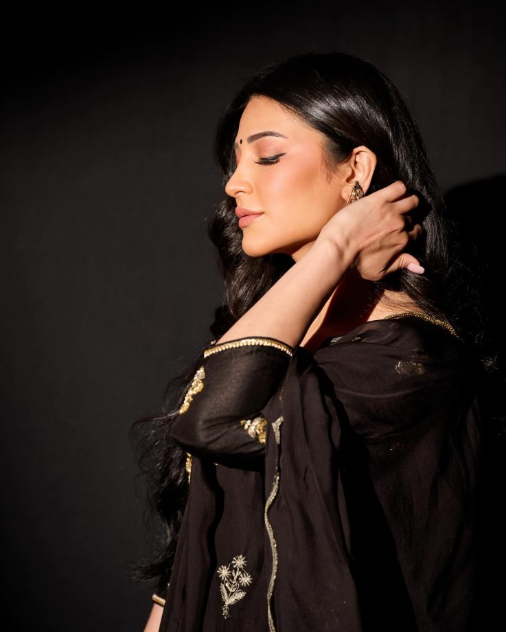 Shruti Haasan Serves Regal Elegance in a Black Anarkali Suit 964015
