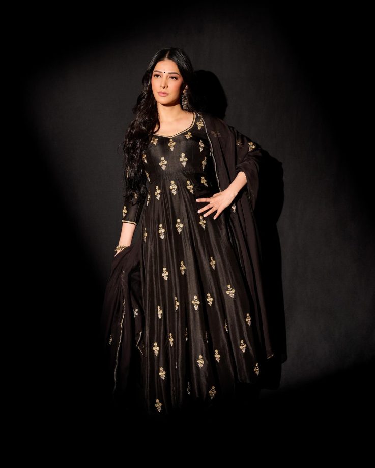 Shruti Haasan Serves Regal Elegance in a Black Anarkali Suit 964009