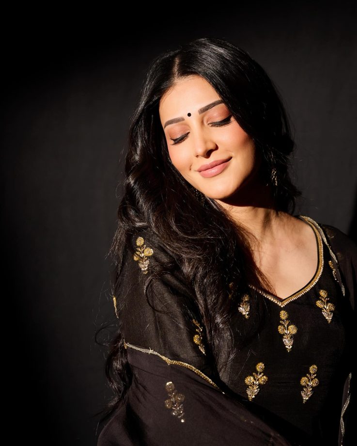 Shruti Haasan Serves Regal Elegance in a Black Anarkali Suit 964016