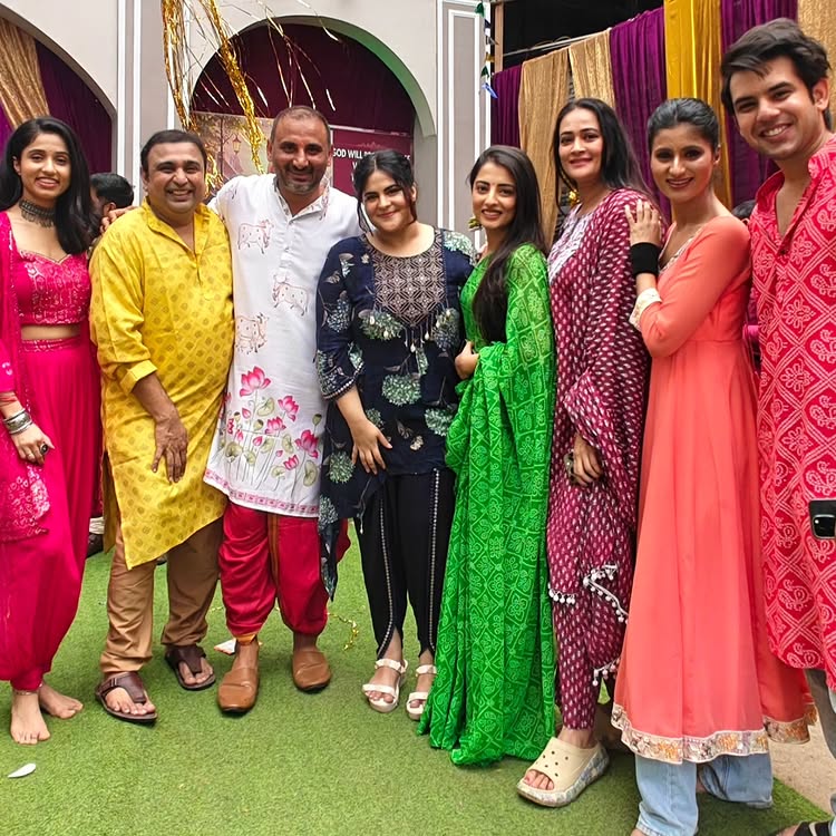 TV Celebs Celebrate Ganesh Chaturthi 2025 with Grandeur and Devotion 965204