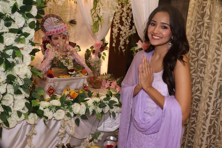 TV Celebs Celebrate Ganesh Chaturthi 2025 with Grandeur and Devotion 965210
