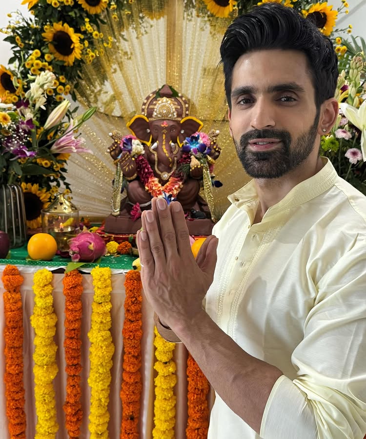 TV Celebs Celebrate Ganesh Chaturthi 2025 with Grandeur and Devotion 965219
