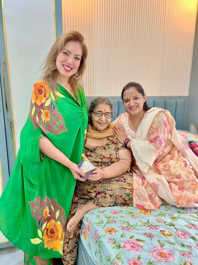 TV Celebs Celebrate Ganesh Chaturthi 2025 with Grandeur and Devotion 965194