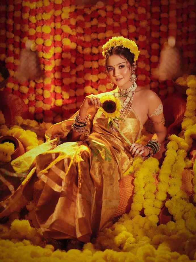 Ashi Singh Radiates Festive Glow in Yellow Silk Saree for Navratri Celebrations 970076