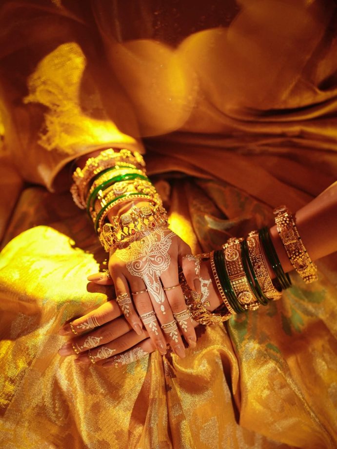 Ashi Singh Radiates Festive Glow in Yellow Silk Saree for Navratri Celebrations 970077