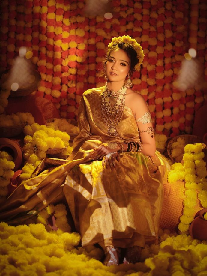 Ashi Singh Radiates Festive Glow in Yellow Silk Saree for Navratri Celebrations 970079