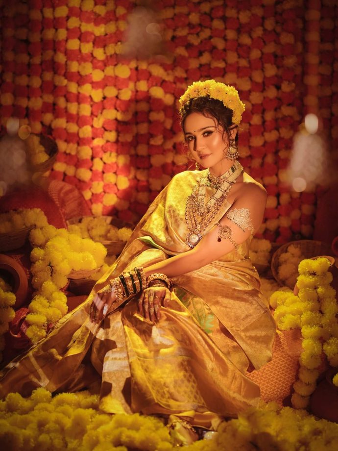 Ashi Singh Radiates Festive Glow in Yellow Silk Saree for Navratri Celebrations 970082