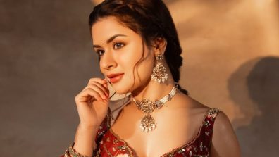 Avneet Kaur Radiates Festive Charm in Red Floral Saree Set for Navratri