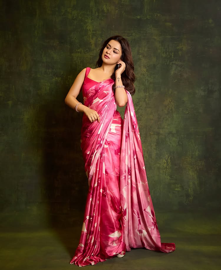 Avneet Kaur in a Gulabi Saree Is Pure Durga Puja Perfection 967730