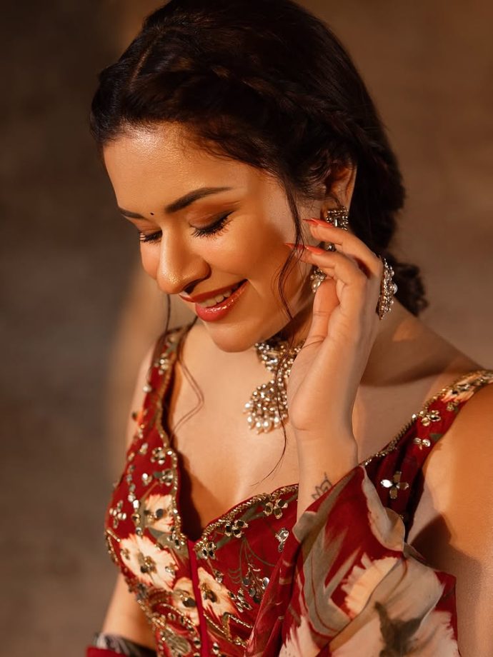 Avneet Kaur Radiates Festive Charm in Red Floral Saree Set for Navratri 969899