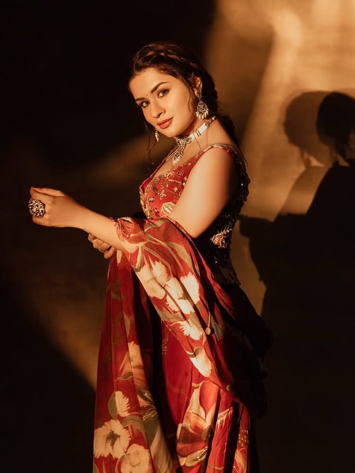 Avneet Kaur Radiates Festive Charm in Red Floral Saree Set for Navratri 969891