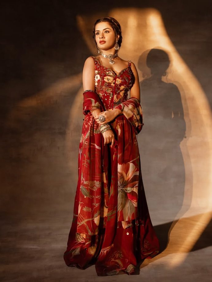 Avneet Kaur Radiates Festive Charm in Red Floral Saree Set for Navratri 969892