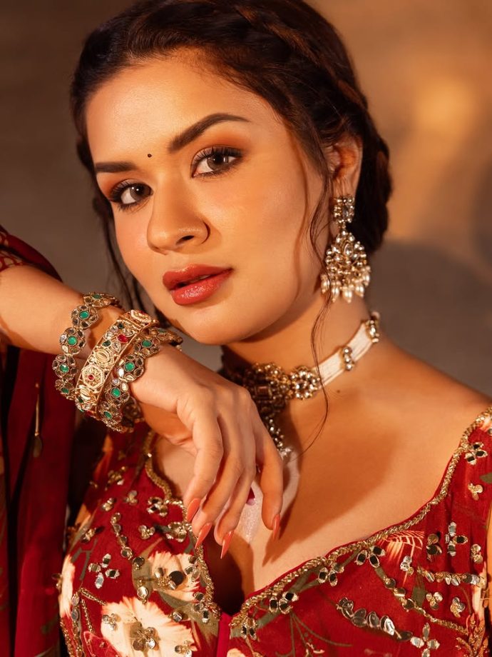 Avneet Kaur Radiates Festive Charm in Red Floral Saree Set for Navratri 969894