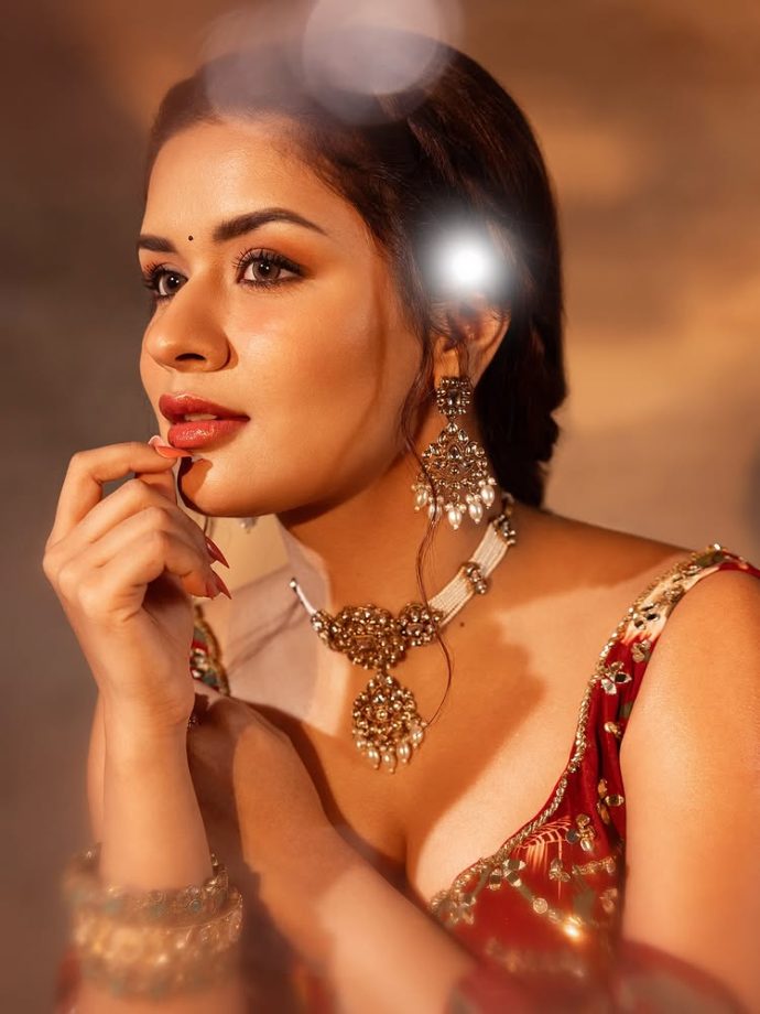 Avneet Kaur Radiates Festive Charm in Red Floral Saree Set for Navratri 969895