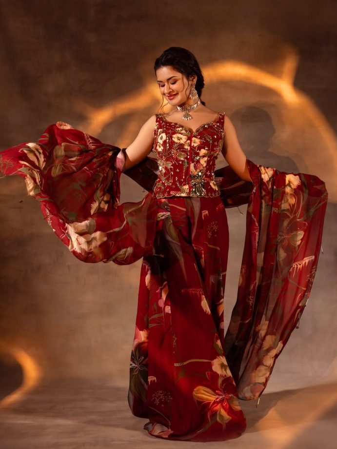 Avneet Kaur Radiates Festive Charm in Red Floral Saree Set for Navratri 969890