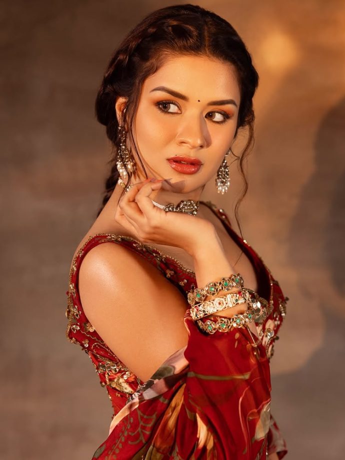Avneet Kaur Radiates Festive Charm in Red Floral Saree Set for Navratri 969896