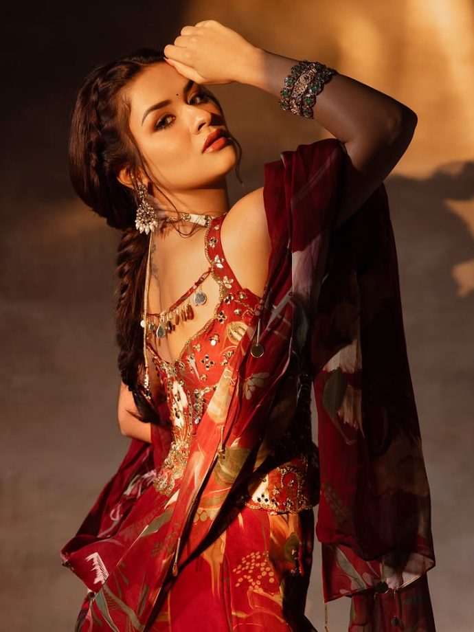 Avneet Kaur Radiates Festive Charm in Red Floral Saree Set for Navratri 969897