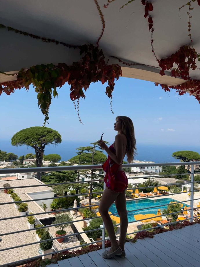 BLACKPINK Lisa's Vacation Outfits That Blend Glamour With Comfort 965967