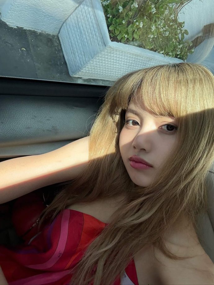BLACKPINK Lisa's Vacation Outfits That Blend Glamour With Comfort 965970