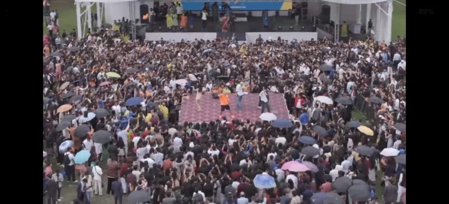 Curious Eyes Cinema's Mannu Kya Karegga creates a historic world record with their chartbuster song - Humnava! 8000 students danced together to the viral song ! 966226