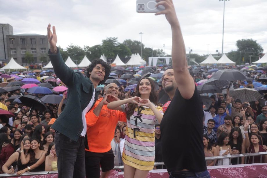 Curious Eyes Cinema's Mannu Kya Karegga creates a historic world record with their chartbuster song - Humnava! 8000 students danced together to the viral song ! 966227