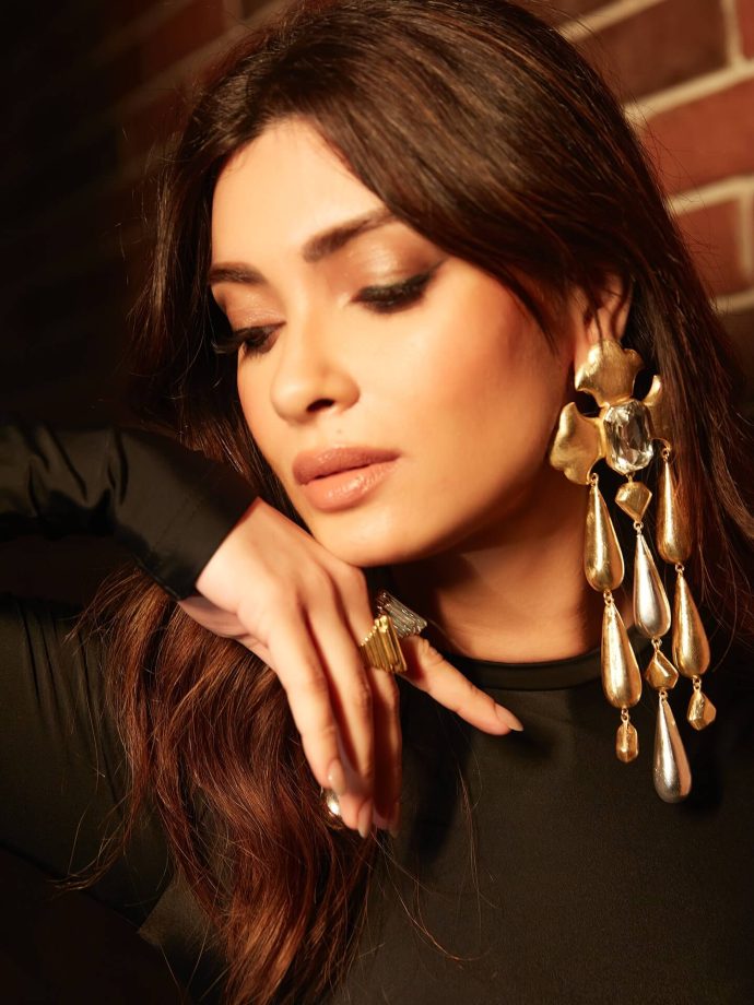 Diana Penty is Back in Black with a Boho-Chic Twist 970164