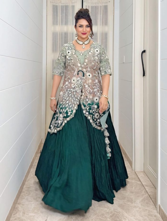 Divyanka Tripathi's Timeless Elegance: A Stunning Showcase of Beauty and Grace 968599