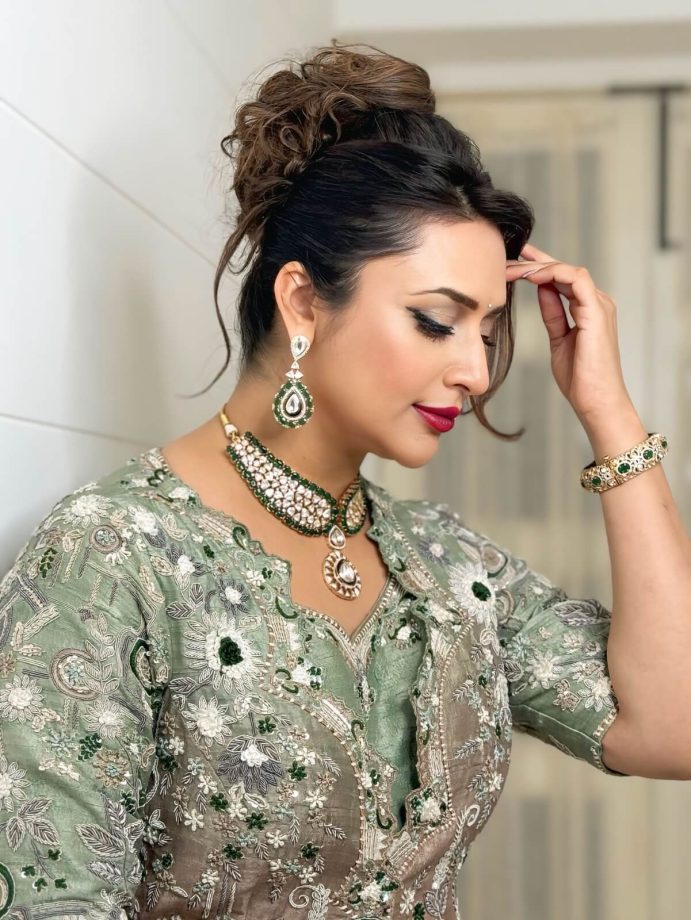 Divyanka Tripathi's Timeless Elegance: A Stunning Showcase of Beauty and Grace 968600