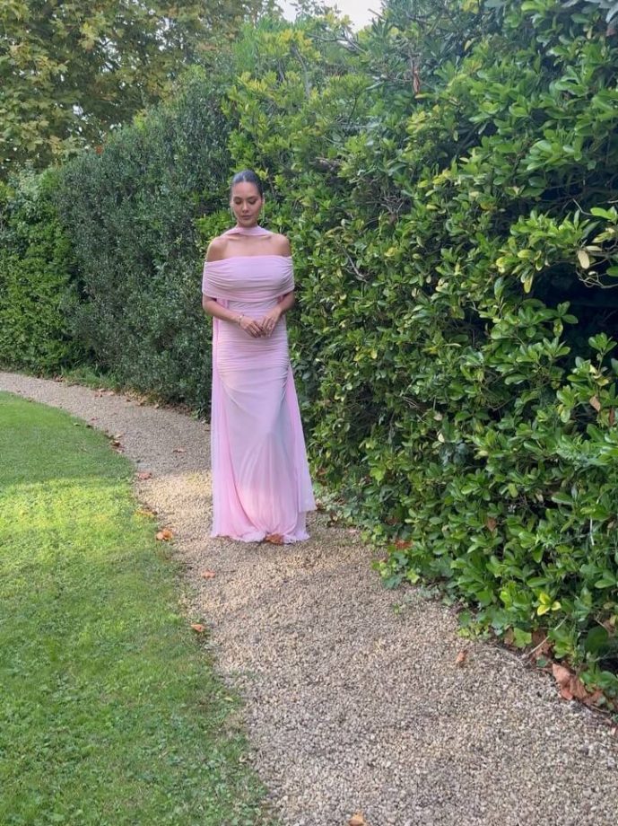 Esha Gupta Paints Spain Pink in a €795,00 Victoria Gown 969360