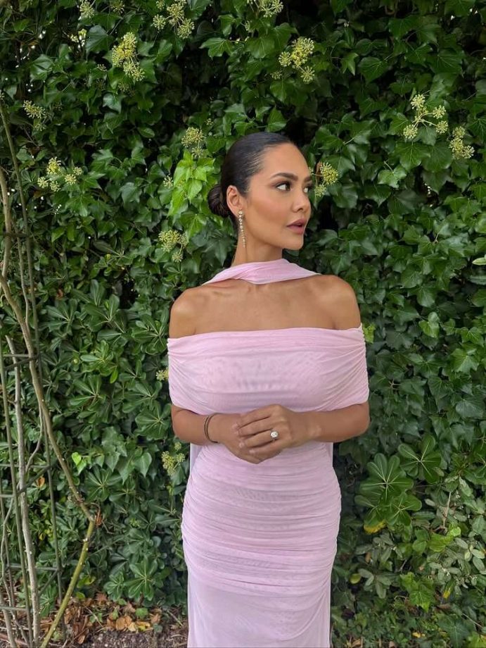 Esha Gupta Paints Spain Pink in a €795,00 Victoria Gown 969361