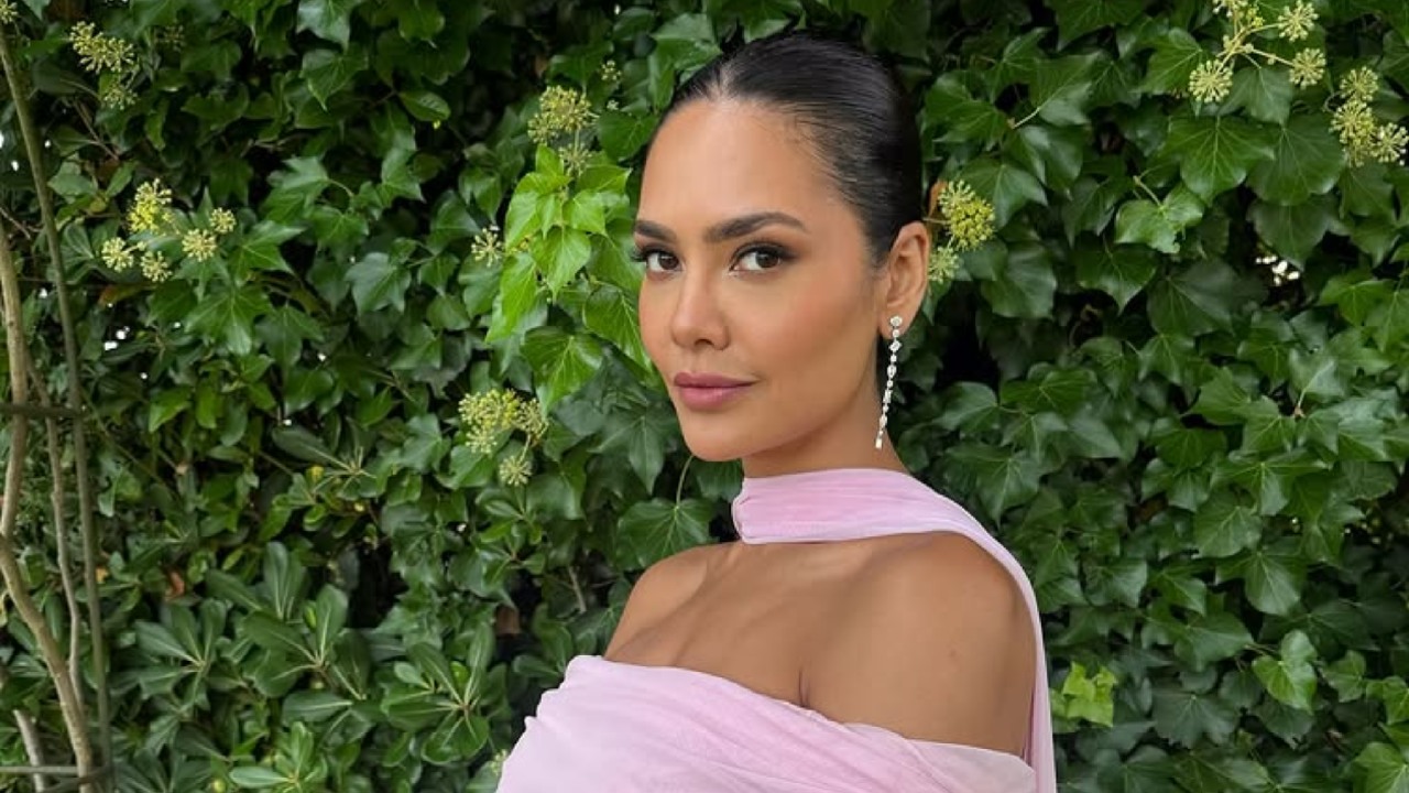 Esha Gupta Paints Spain Pink in a €795,00 Victoria Gown 969357